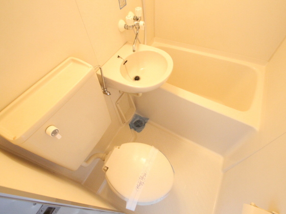 バス・シャワールーム　※別室の写真を使用しております※