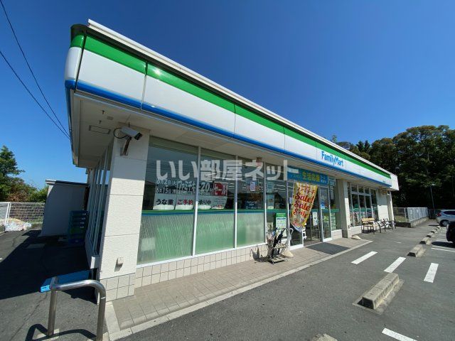 コンビニ　ファミリーマート 鈴鹿下箕田店（コンビニ）まで730m