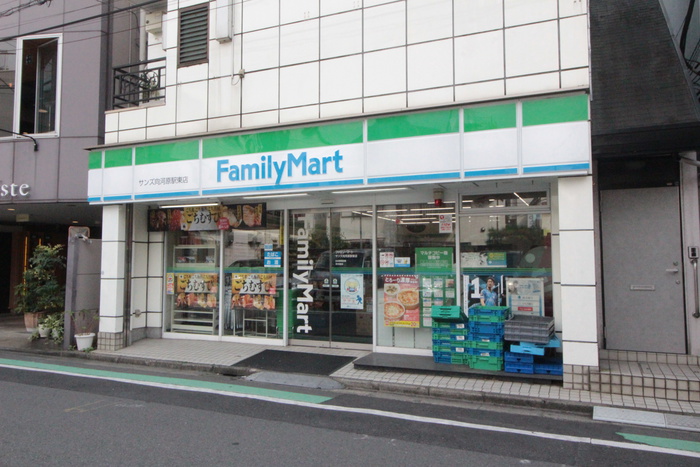 コンビニ　ファミリーマート（コンビニ）まで201m