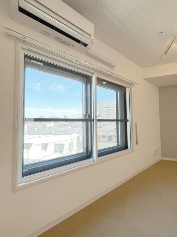 その他設備　2重ならぬ3重サッシの窓です。防音対策はばっちりです