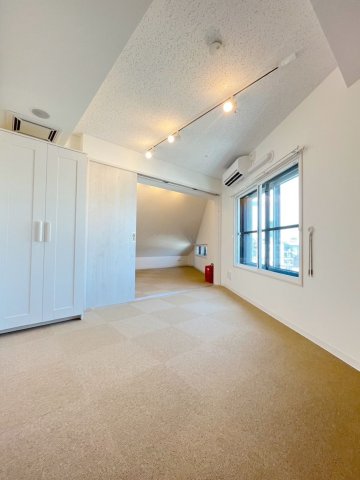 居室・リビング　居室は防音床、防音壁、防音天井となっており、コンクリートの厚