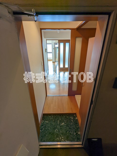 玄関　※クリーニング中の写真※
