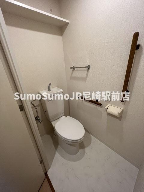 トイレ　落ち着いた色調のトイレです