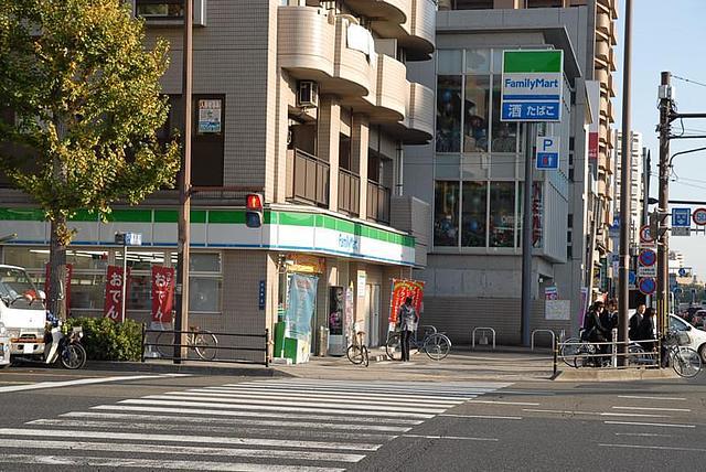 コンビニ　ファミリーマート（コンビニ）まで669m