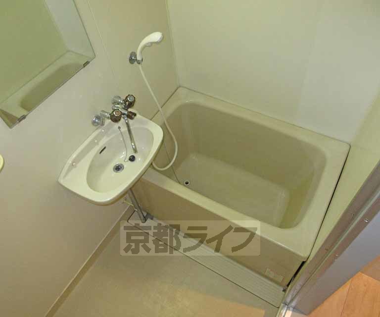 バス・シャワールーム　なかなか広いお風呂です