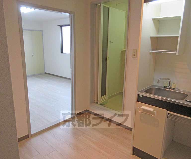 その他部屋・スペース　玄関からリビングです