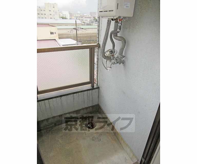 バルコニー　バルコニーに洗濯機置き場です