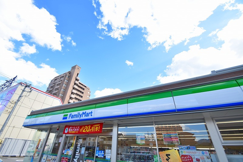 コンビニ　ファミリーマート大塚西四丁目店（コンビニ）まで777m