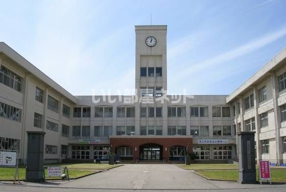 小学校　小矢部市立津沢小学校（小学校）まで457m