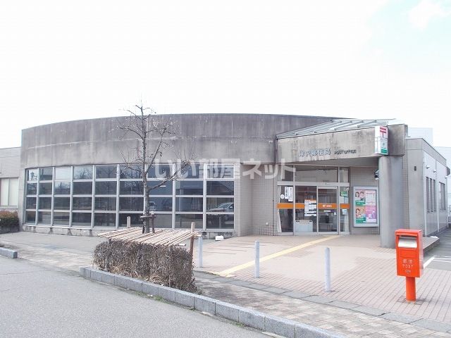 郵便局　津沢郵便局（郵便局）まで657m