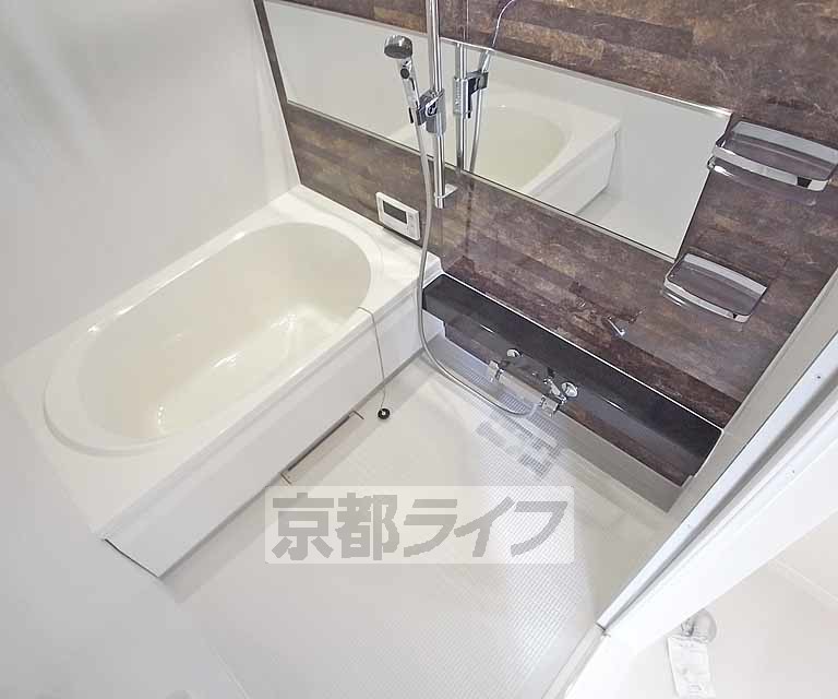 バス・シャワールーム　明るいお風呂です。