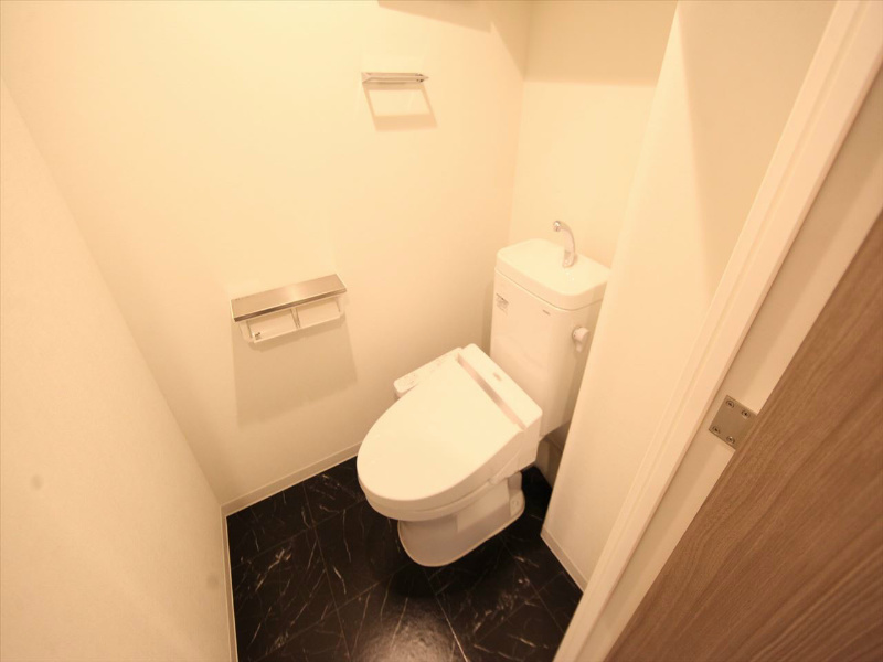 トイレ　温水洗浄暖房便座付トイレ