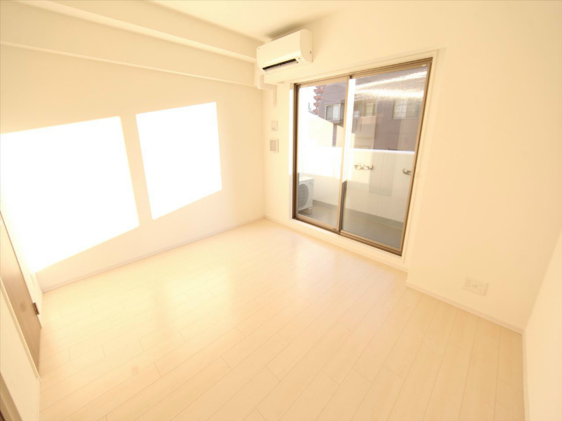 バルコニー　洋室7.4帖　エアコン完備　南面バルコニー