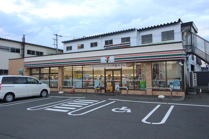 コンビニ　セブンイレブン（コンビニ）まで215m