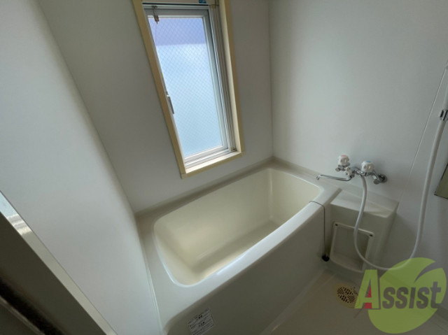 バス・シャワールーム　バスルームはこちらです。広々としてゆったり休めます。