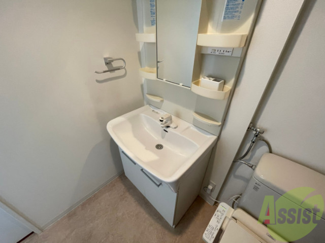 洗面設備　洗面化粧台はシャンプードレッサー。身支度はここでばっちり。