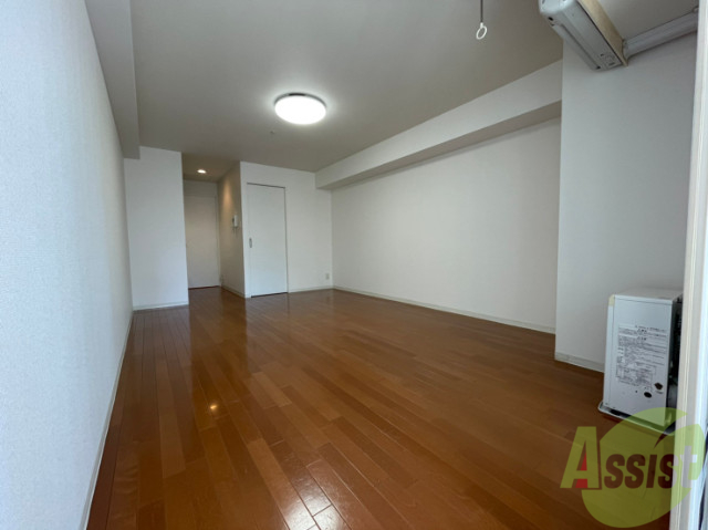 居室・リビング　１２．８帖のお部屋です。広々として、きれいですね。