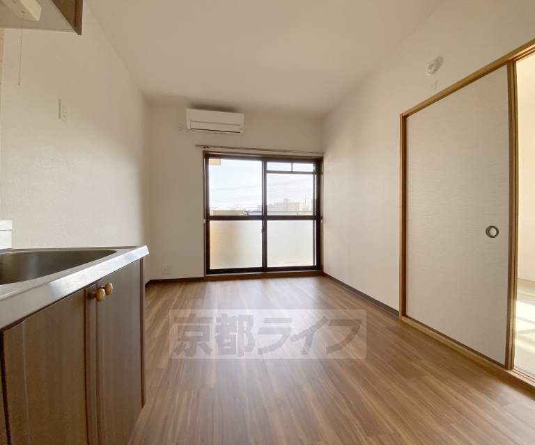 居室・リビング　自然豊かなエリアのオートロック付きのマンションです。角...