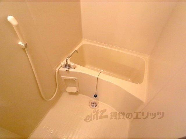 バス・シャワールーム　シンプルできれいな浴槽です。