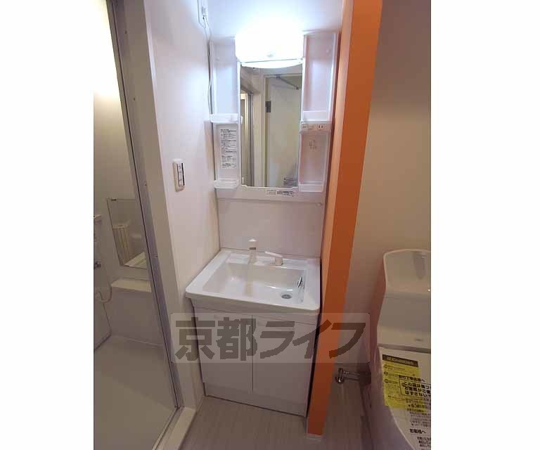 洗面設備　便利な洗面台です。