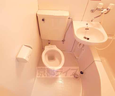 トイレ　ユニットバスなのでトイレ掃除が楽です。