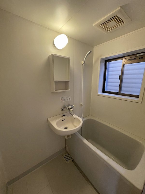 バス・シャワールーム　換気窓付きの明るいバスルーム