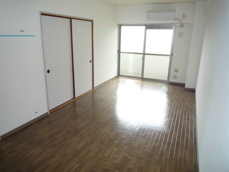 居室・リビング　床も壁も綺麗です。