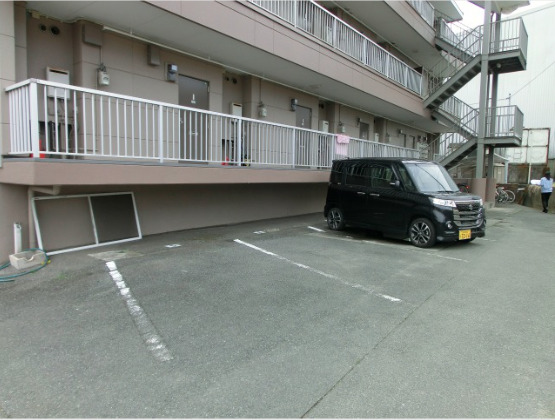 駐車場　駐車場があるので、車を買う予定の方も安心です