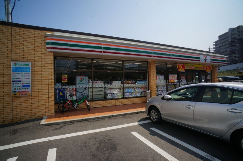 コンビニ　セブンイレブン博多吉塚1丁目店（コンビニ）まで293m