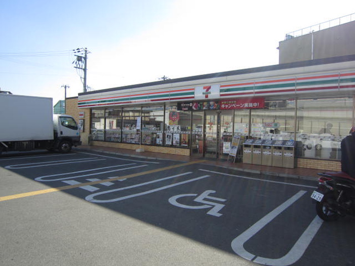 コンビニ　セブンイレブン（コンビニ）まで615m