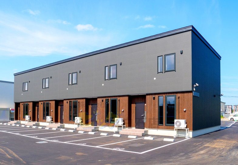 建物外観　駐車２台分無料のテラスハウス募集開始です♪