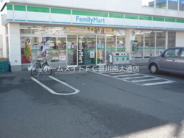 コンビニ　ファミリーマート豊川諏訪二丁目店（コンビニ）まで243m