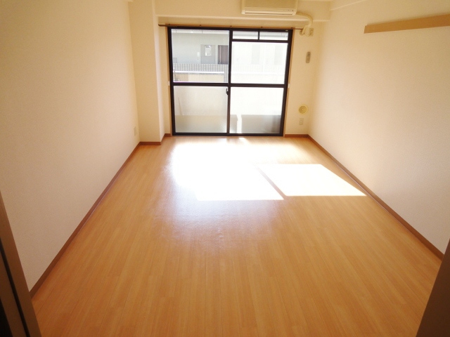 居室・リビング　同物件別号室の写真です。