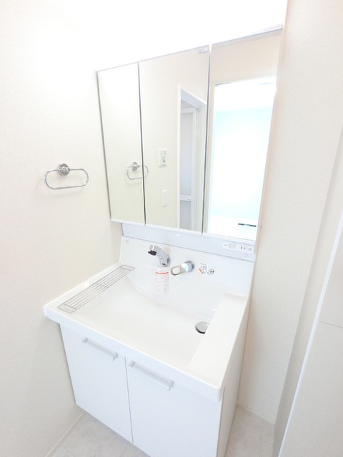 洗面設備　シャワーヘッド付き三面鏡洗面台です