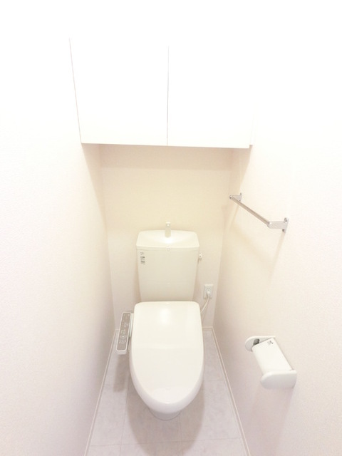 トイレ　冬でも温かく快適です。もちろん洗浄機能もついています。