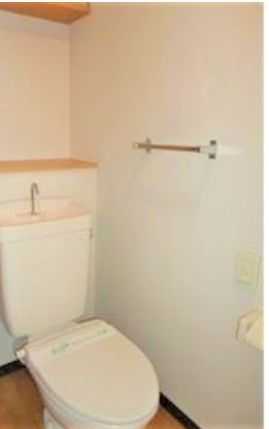 トイレ　落ち着いた色調のトイレです