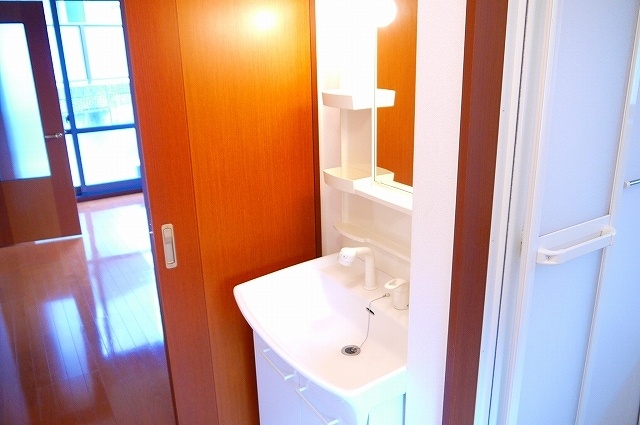 洗面設備　独立洗面台、小物を置くことができて便利です