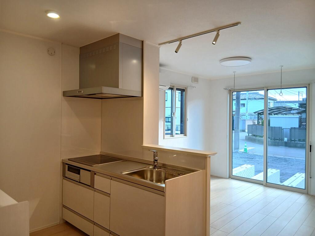 居室・リビング　IH3口の対面キッチンを採用し、毎日の家事もスムーズに♪