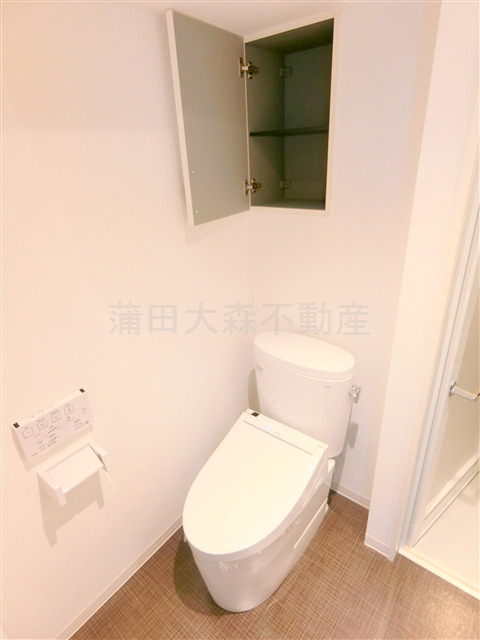 トイレ　棚収納と温水暖房便座付きのトイレ