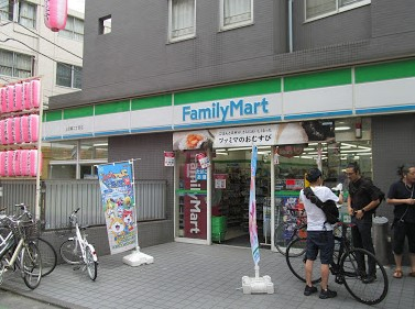 コンビニ　ファミリーマート 上目黒二丁目店（コンビニ）まで585m