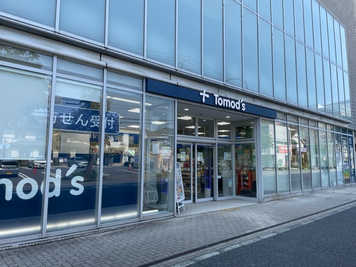 ドラックストア　トモズたまプラーザテラス店（ドラッグストア）まで423m