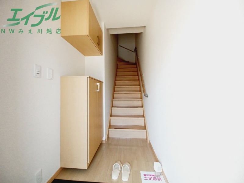 玄関　同物件別室反転写真