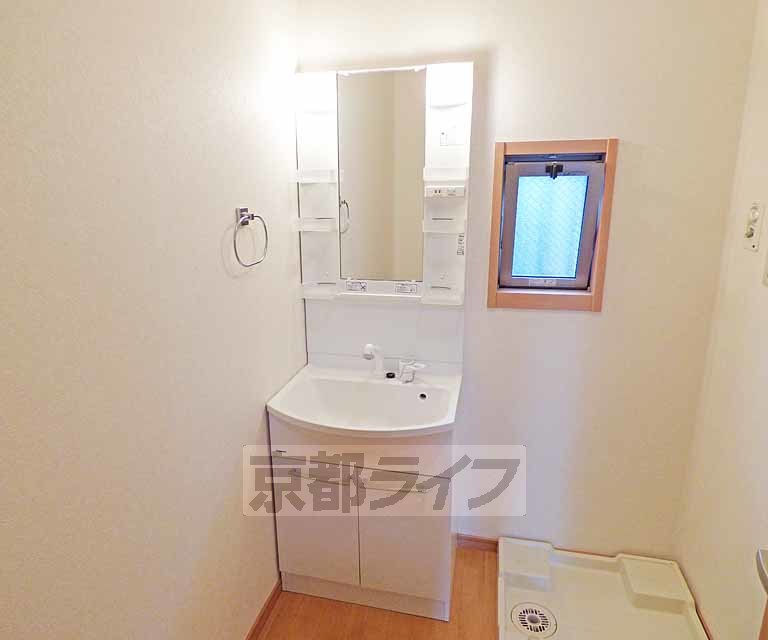 洗面設備　綺麗な洗面台です。