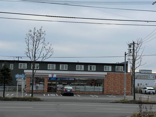 コンビニ　セブンイレブン釧路新富士5丁目店（コンビニ）まで587m