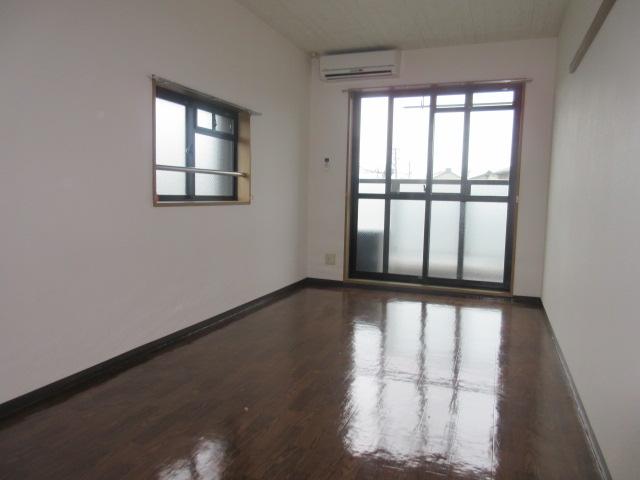 居室・リビング　窓が多く明るいお部屋です！