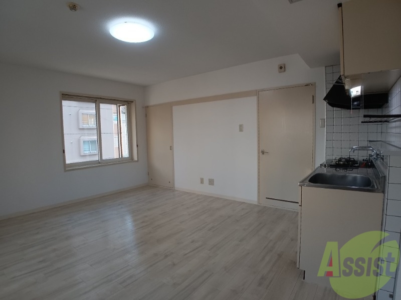 居室・リビング　リビングです。窓が大きくて明るいですね！