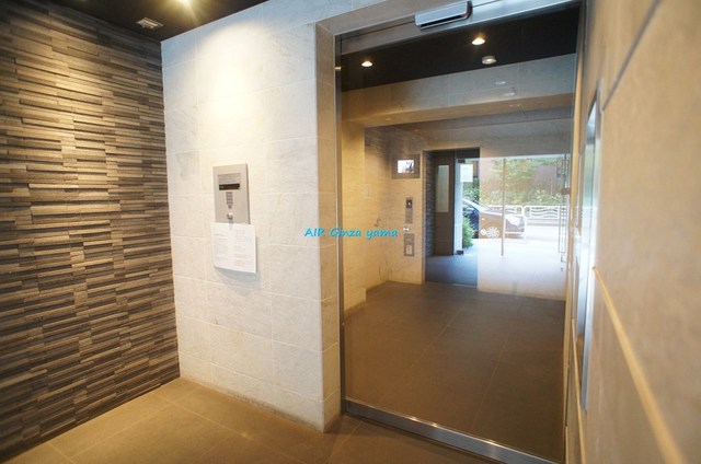 エントランス　存在感を静かに主張するエントランス　防犯カメラがもしもの時を