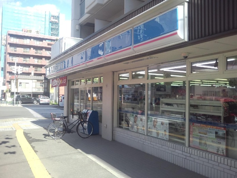 コンビニ　ローソン札幌西15丁目店（コンビニ）まで82m