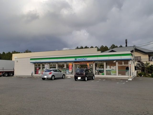 コンビニ　ファミリーマート河口湖フォレス（コンビニ）まで400m