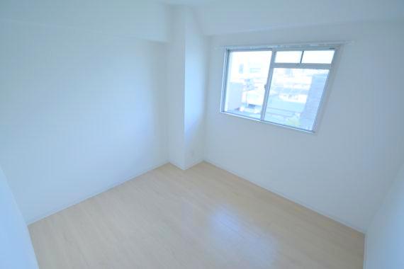 居室・リビング　家具配置がしやすいですね。